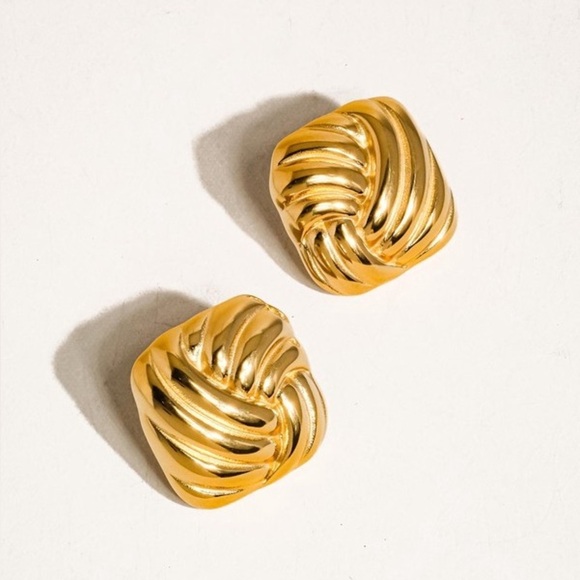 18K Gold Wavy Square Earrings - Picture 1 of 3